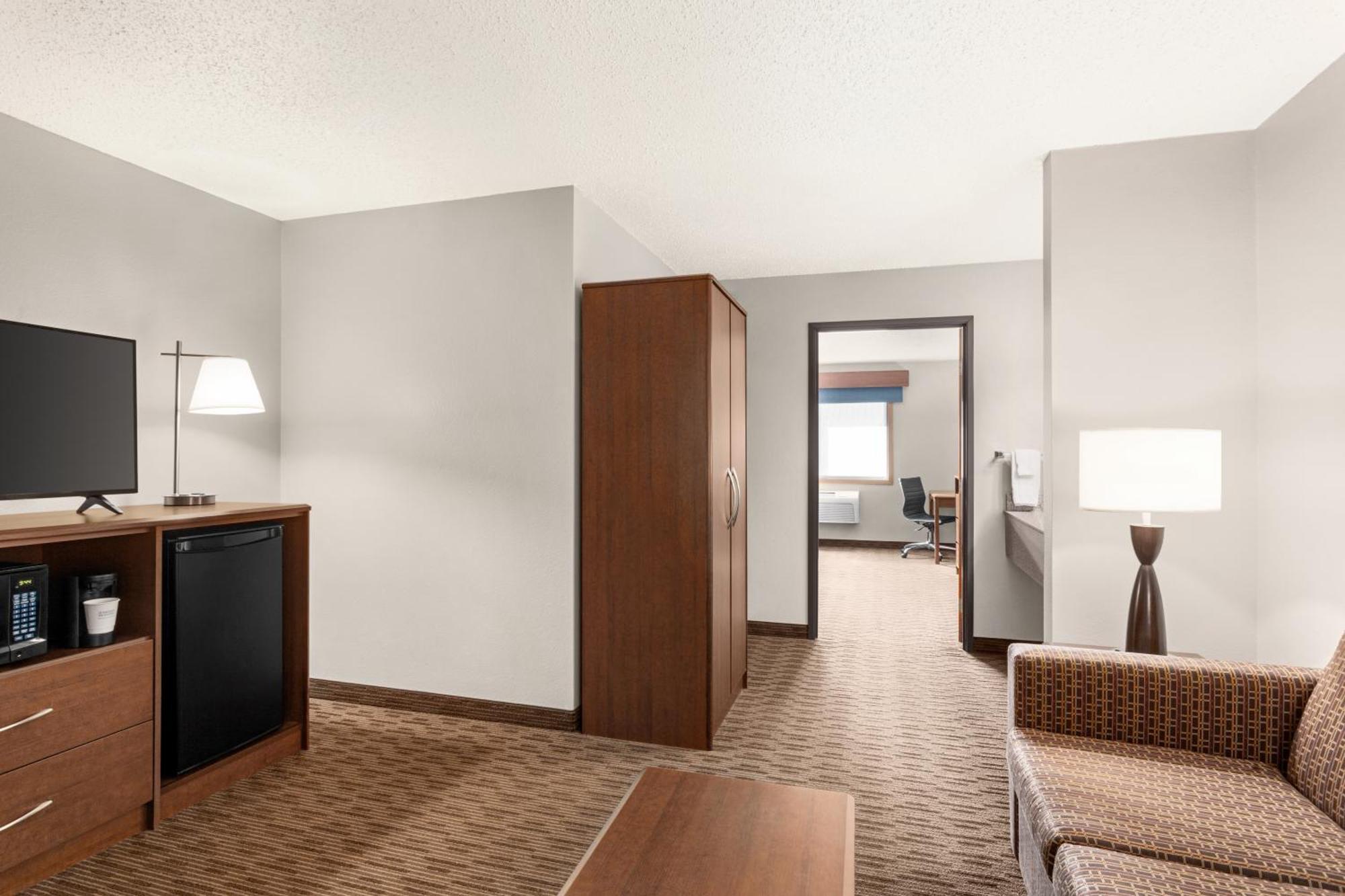 Americinn By Wyndham Fergus Falls Conference Center Room photo