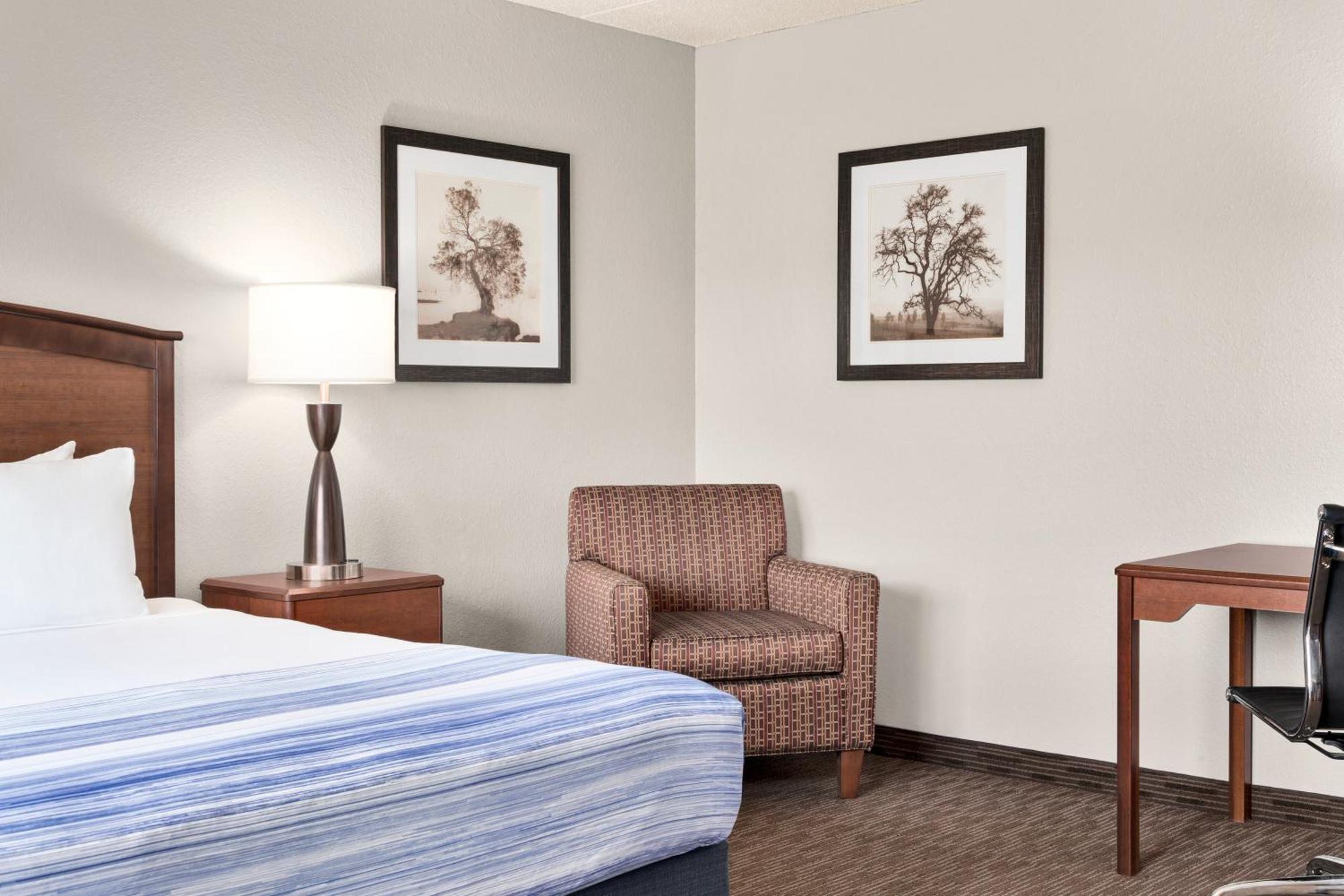 Americinn By Wyndham Fergus Falls Conference Center Room photo